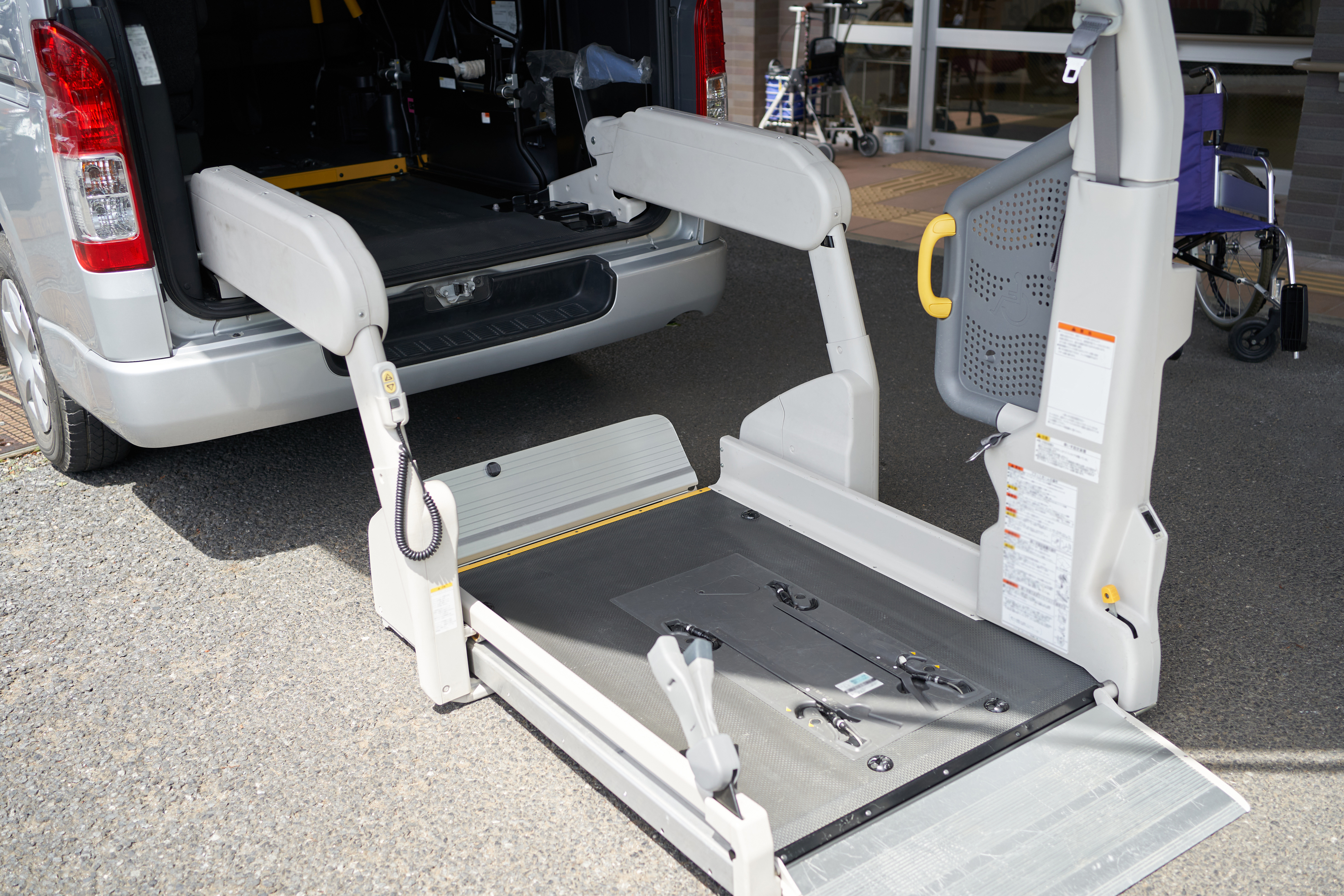 Who Needs a Vehicle Platform Lift?
